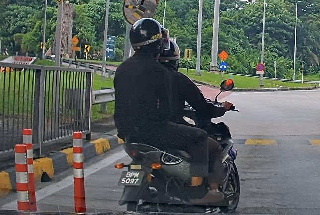 ferran_peak's tweet photo. Minta jasa baik semua tolong viralkan motosikal num plate BPM 5097

Tidak menggunakan laluan motosikal dan menyebabkan isteri saya dalam situasi cemas dan hampir terlanggar dengan palang toll di laluan toll LDP menghala ke Mutiara Damansara.

Kerjasama anda semua amat dihargai 🙏🏼 https://t.co/1f33ama0B0