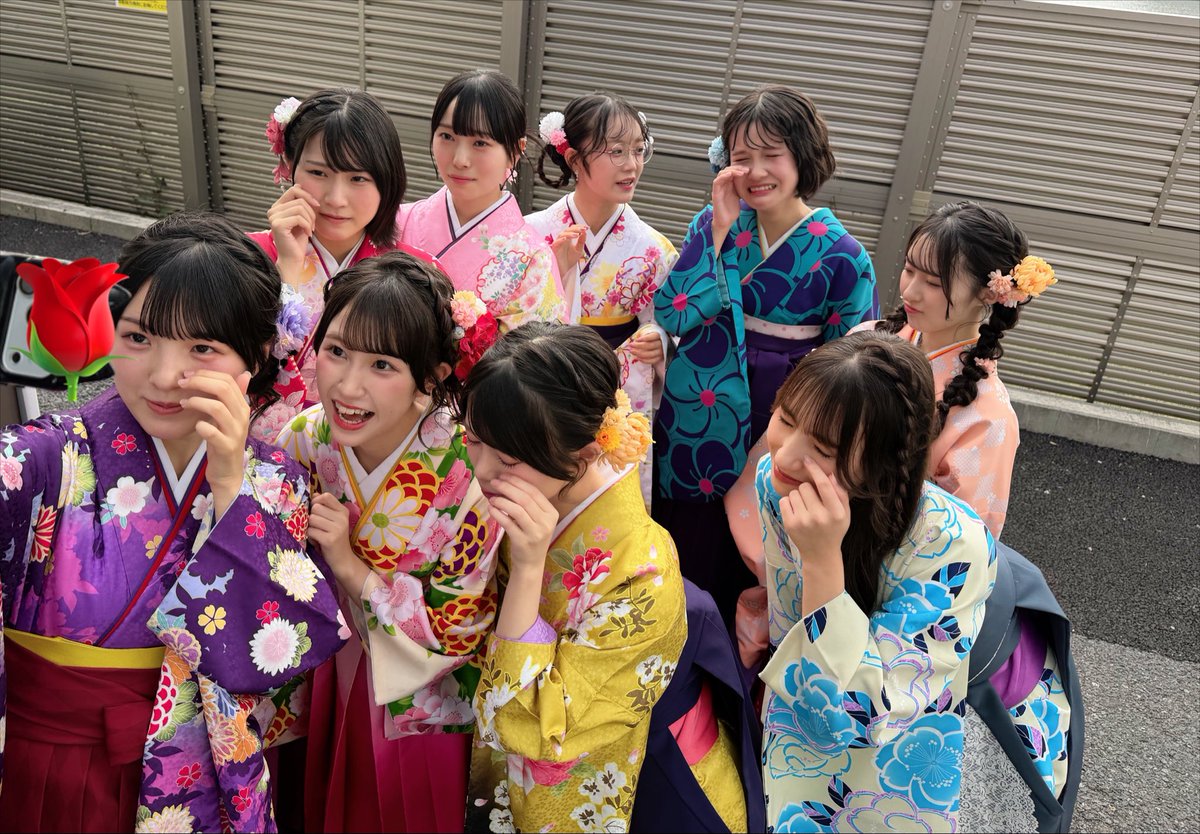 Rosy_Chronicle's tweet photo. 卒業式みたいだね！🌸と話し、
みんなで嘘泣き写真😂🌹

#おとどけロージー 
#ロージークロニクル #ハロプロ https://t.co/N0u5qYR4xx