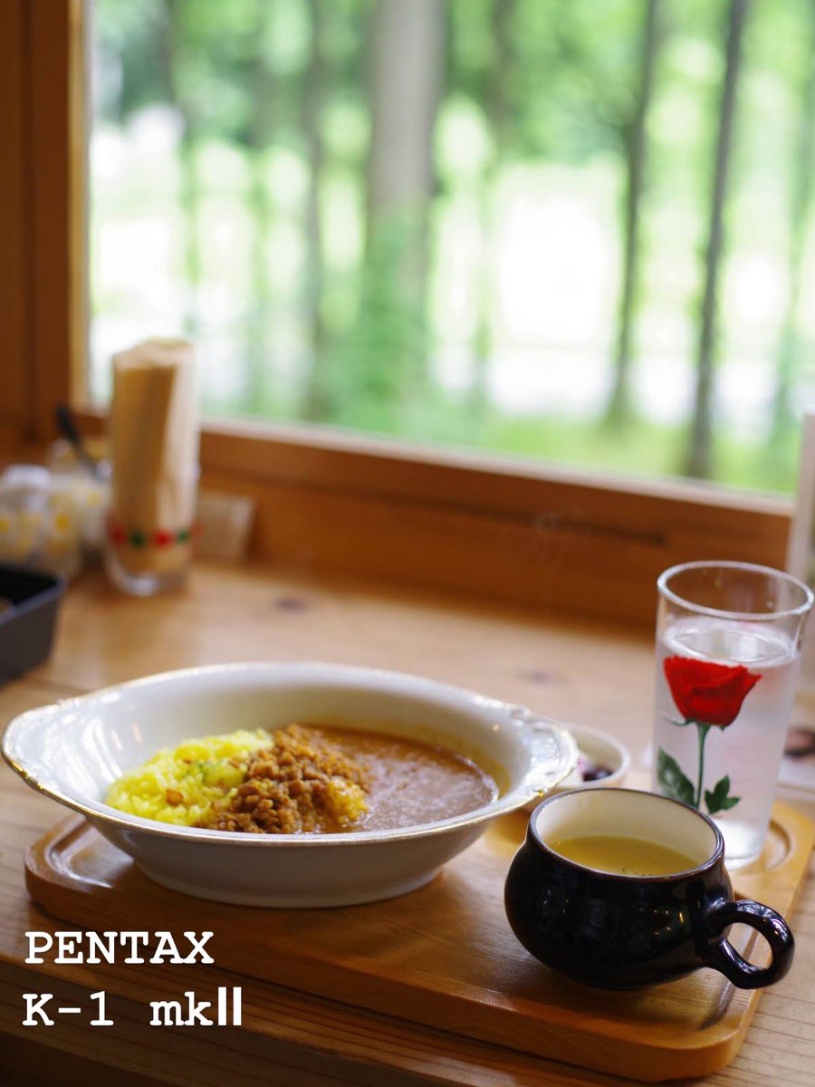 Joficio_jp's tweet photo. 蒜山に行くと必ず訪れるカフェ

もりくらす

6月のこの日ランチにはキーマカレーをいただいた。

広い窓から雨に洗われた森の木々を眺めながら絶妙な甘辛さを味わう、年に1〜2度の贅沢。

ところで可愛いモノって必ずカラバリに鮮やかな赤がありがちですよね？
ホーローのケトルとか、おしゃれなチェアーとか、カメラのグリップカバーとか…

※写真のカスタムグリップカバーは試作段階のデザインです。
製品版はプロフィールのリンクから。

#pentax17
#フィルム写真
