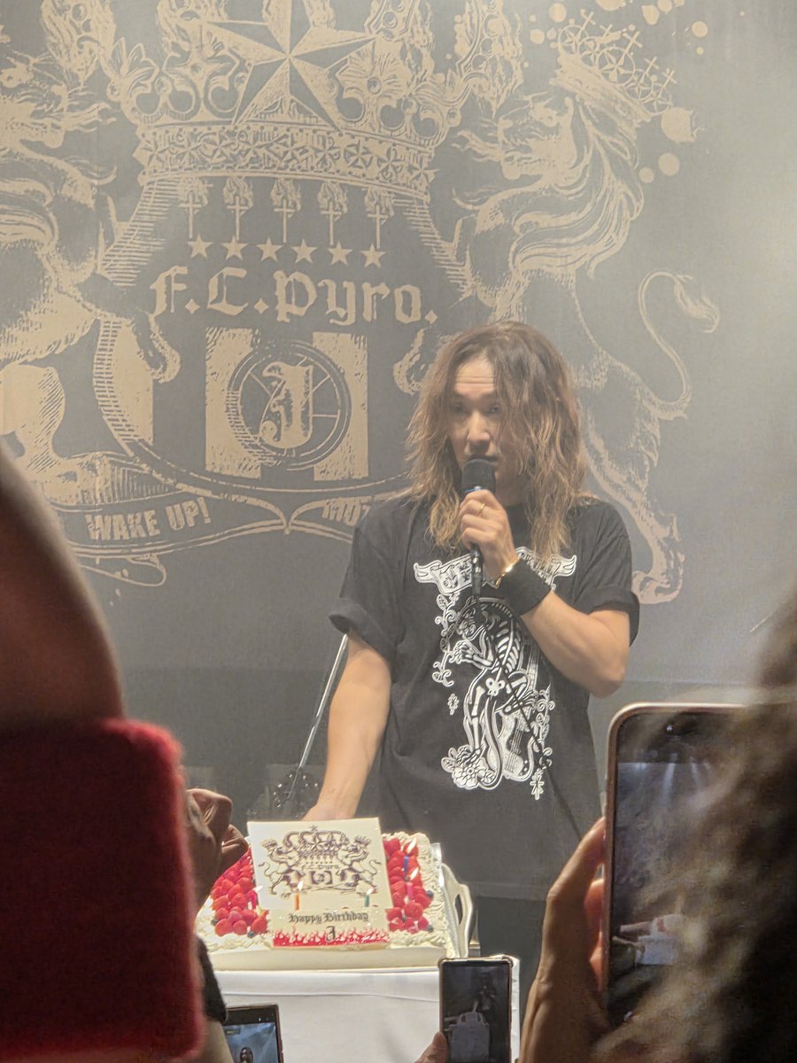 pyrope07's tweet photo. #J誕祭
#渋谷O-EAST

すんごい楽しかった!!
じぇーさん、お誕生日おめでとう🎊
🎂ケーキ入刀からのフロア分配有り難うございます
🍓🫐ベリーベリー🍓🫐、美味しかったｗ https://t.co/gVNRAaE2Dw