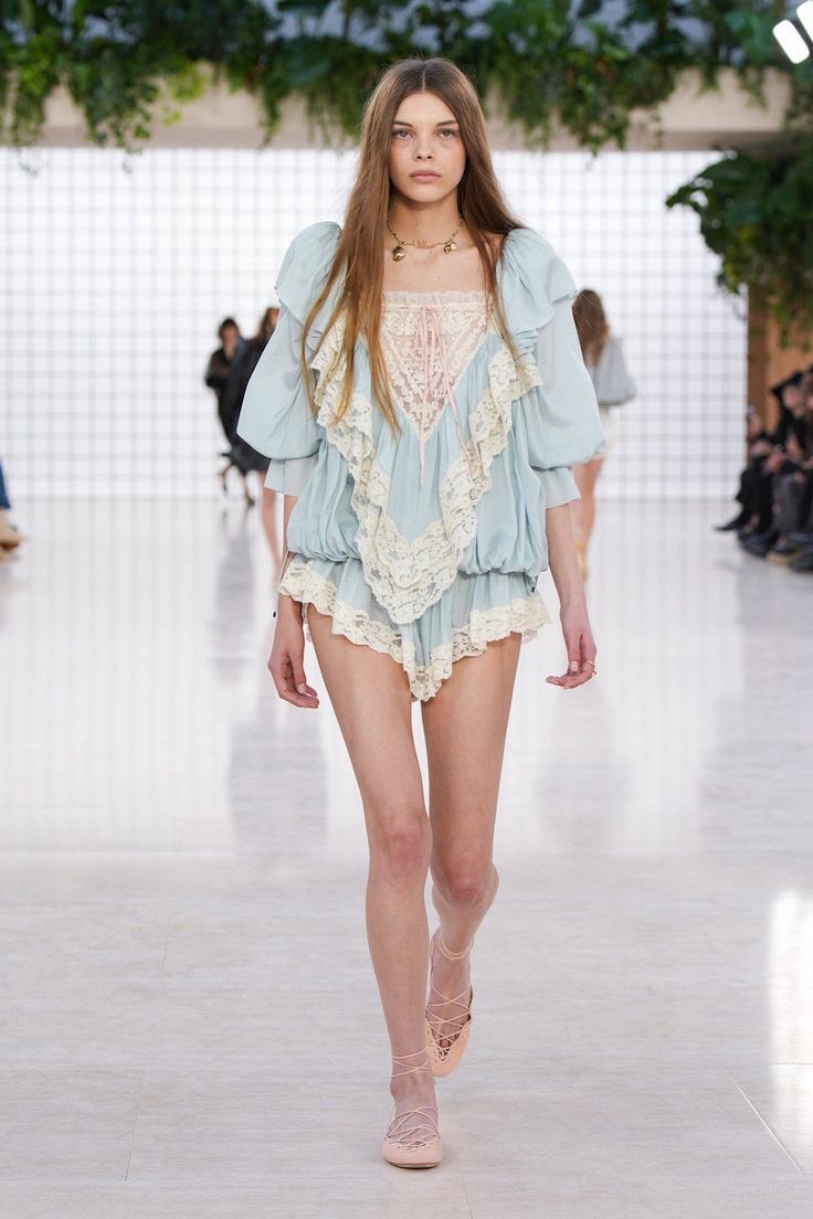 ifuliedownhere's tweet photo. chloé rtw fall 2025 https://t.co/4PThjjAgrR