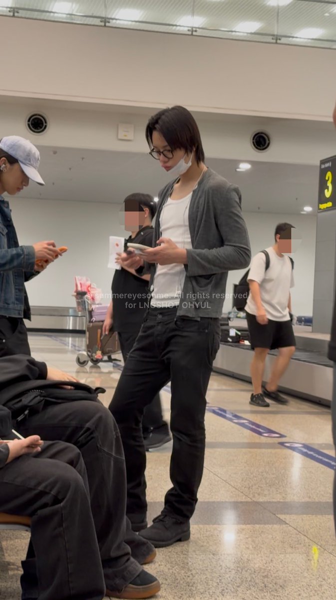 kweonohyul's tweet photo. hello @MOREVISIONKR @JAYBUMAOM 

this person frequently stalks ohyul and take photos of him at immigration and in restricted areas. please protect your artist at the airport. bodyguard is needed to protect LNGSHOT. thank you. https://t.co/gmJd4w7kgl