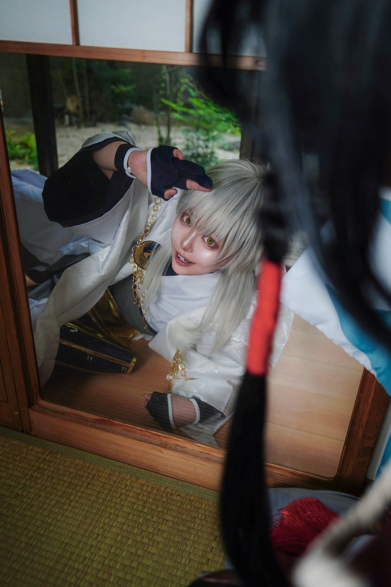 skillet1110's tweet photo. cos 刀剣乱舞

 ── ははっ、いい顔するじゃないか！

和泉守兼定(極) @daraku_88 
鶴丸国永 @晴楽(ｾﾗ)
#第1回ばぐ本丸 https://t.co/YsP0JEwq5m