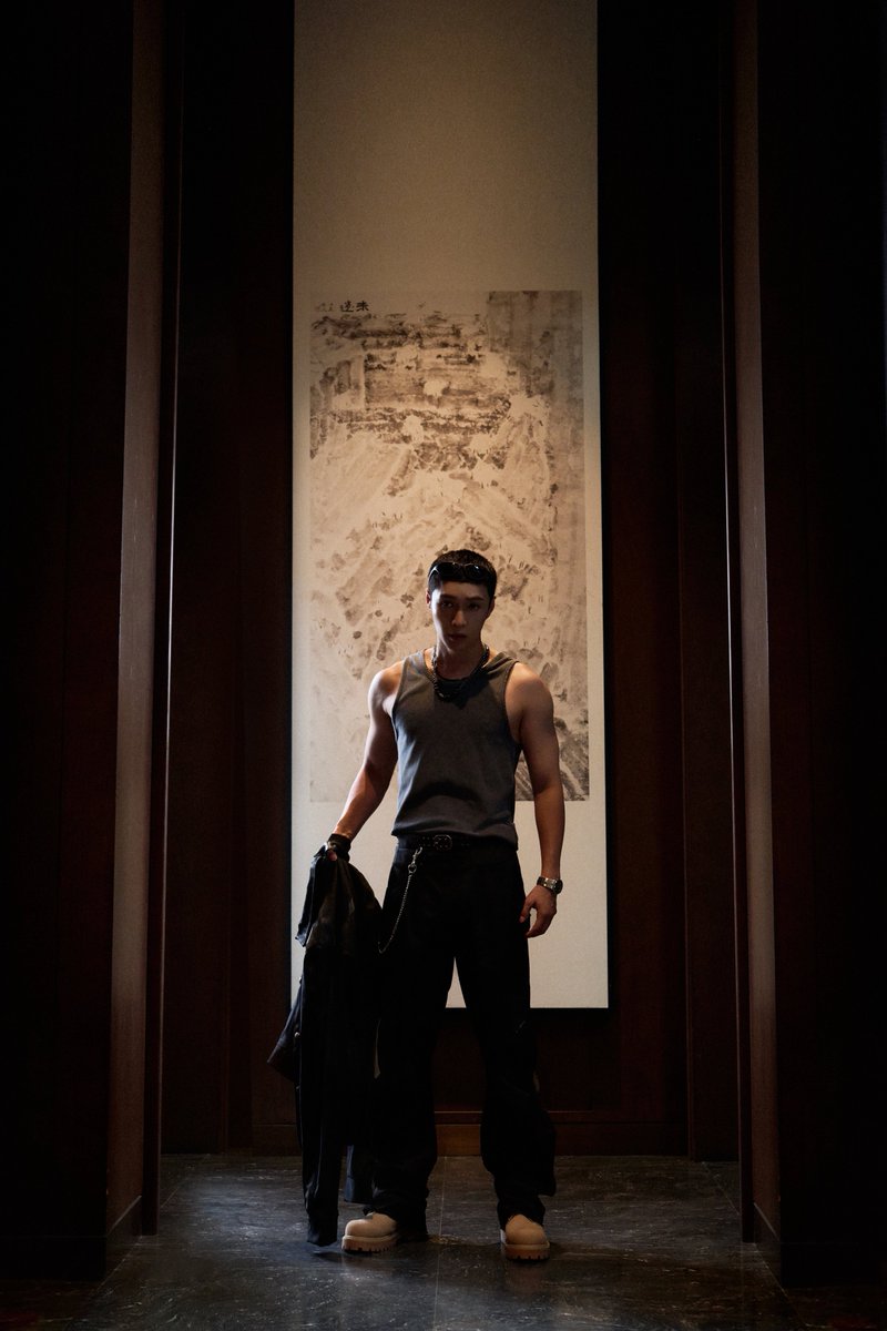 XingPark's tweet photo. 260812 @lay_studio weibo update：

@layzhang heading to The 7th Jackie Chan International Action Film Week in Harbin. 

#LayZhang #张艺兴 #Lay #Yixing #레이 #レイ #장이씽 #อี้ชิง https://t.co/Ovacd2pdCj