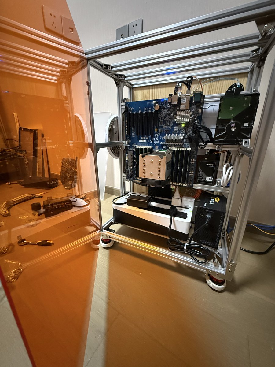xiaofengdong's tweet photo. 我选择自己 DIY 128G 服务器加 docker sandbox 来做 agent 虚拟化。运行一周感觉良好。玩腻了没准还能加价卖出去。#grokbot https://t.co/EBrTCVXDrM