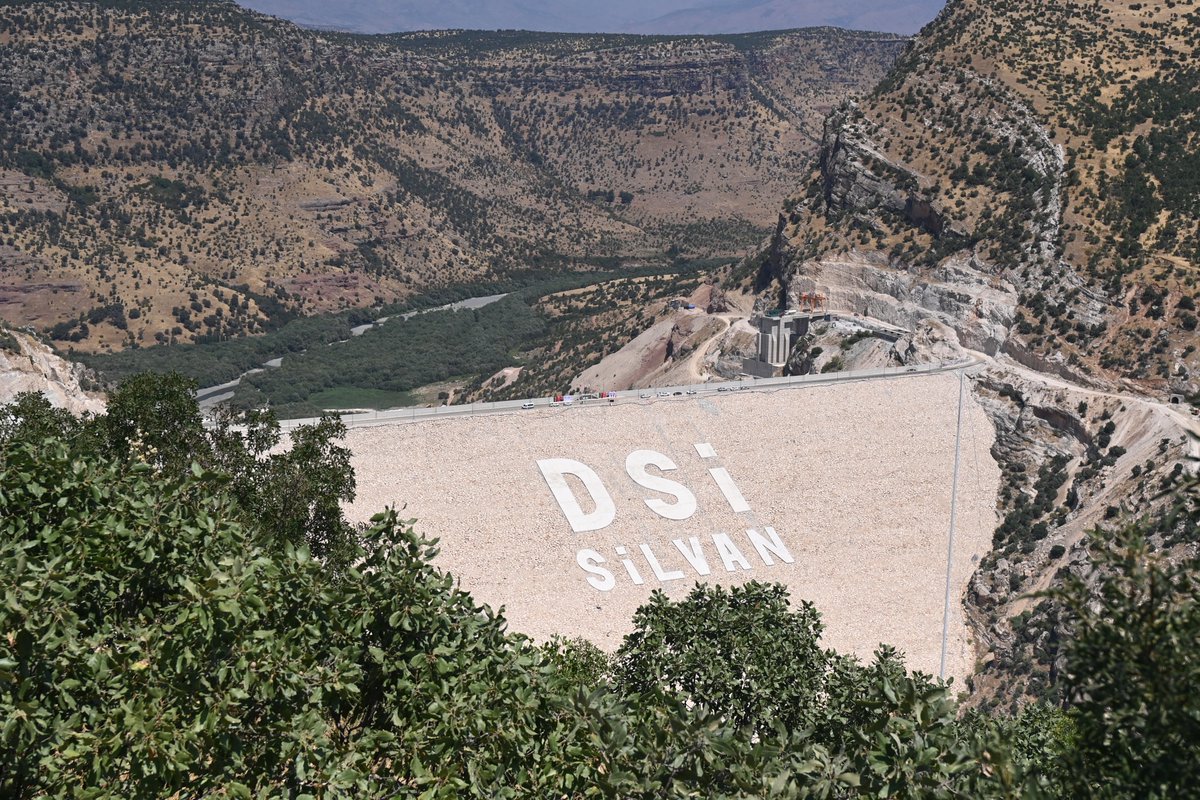 ibrahimyumakli's tweet photo. Avrupa'nın Öncü Mühendislik Yapısı Silvan Barajı’ndayız…

💧 Temelden 175 metre yüksekliğiyle Türkiye ve Avrupa’nın kendi sınıfındaki en önemli projelerinden Silvan Barajı’nda devam eden çalışmaları, Cumhurbaşkanlığı Strateji ve Bütçe Başkanımız Sayın İbrahim Şenel ile yerinde inceledik.

📐 Gövde imalatını tamamladığımız bu dev eserde hedefimiz; çalışmaları hızla tamamlayarak Eylül 2027’de su tutmak. 2 milyon 350 bin dekar, yani 330 bin futbol sahası büyüklüğündeki araziye can suyu verecek projemizle tarlalarımız bereketlenecek, halkımız kazanacak. 

🇹🇷 #TerörsüzTürkiye süreciyle yükselen huzur ve güven iklimi, bu dev eserlerle taçlanıyor. Bölgenin ve ülkemizin geleceği için omuz omuza çalışmaya devam edeceğiz.

📍 Diyarbakır

#BirlikteTürkiyeyiz @dsigovtr
