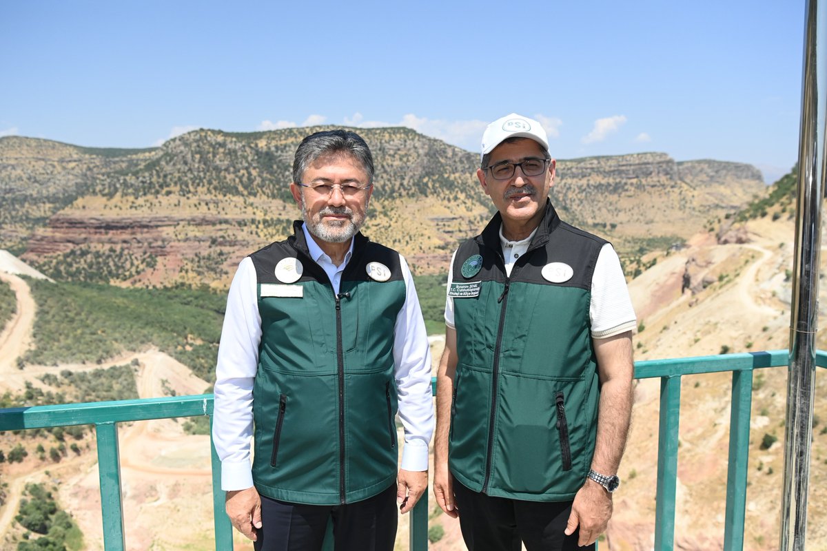 ibrahimyumakli's tweet photo. Avrupa'nın Öncü Mühendislik Yapısı Silvan Barajı’ndayız…

💧 Temelden 175 metre yüksekliğiyle Türkiye ve Avrupa’nın kendi sınıfındaki en önemli projelerinden Silvan Barajı’nda devam eden çalışmaları, Cumhurbaşkanlığı Strateji ve Bütçe Başkanımız Sayın İbrahim Şenel ile yerinde inceledik.

📐 Gövde imalatını tamamladığımız bu dev eserde hedefimiz; çalışmaları hızla tamamlayarak Eylül 2027’de su tutmak. 2 milyon 350 bin dekar, yani 330 bin futbol sahası büyüklüğündeki araziye can suyu verecek projemizle tarlalarımız bereketlenecek, halkımız kazanacak. 

🇹🇷 #TerörsüzTürkiye süreciyle yükselen huzur ve güven iklimi, bu dev eserlerle taçlanıyor. Bölgenin ve ülkemizin geleceği için omuz omuza çalışmaya devam edeceğiz.

📍 Diyarbakır

#BirlikteTürkiyeyiz @dsigovtr