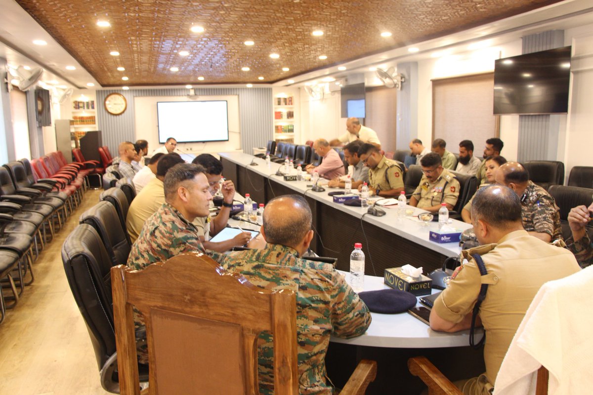 AnantnagPolice's tweet photo. DIG SKR reviews security preparedness at DPO Anantnag ahead of Independence Day. Focus on area domination, surveillance, naka checking &amp; protection of vital installations.  
High alert directed across South Kashmir.
@JmuKmrPolice @KashmirPolice @DigSkr https://t.co/Nz866BwDHB