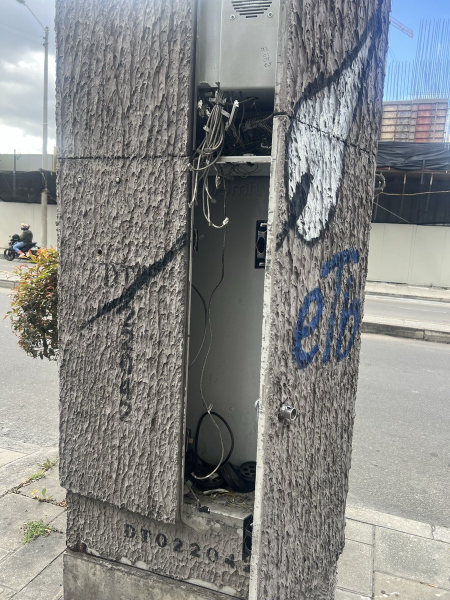 PAVILASUAREZ's tweet photo. @ETB @ETBsoluciones Hola! Sobre la Calle 106 media cuadra arriba de la suba, está caja se encuentra abierta… https://t.co/vMCEuLXvTS