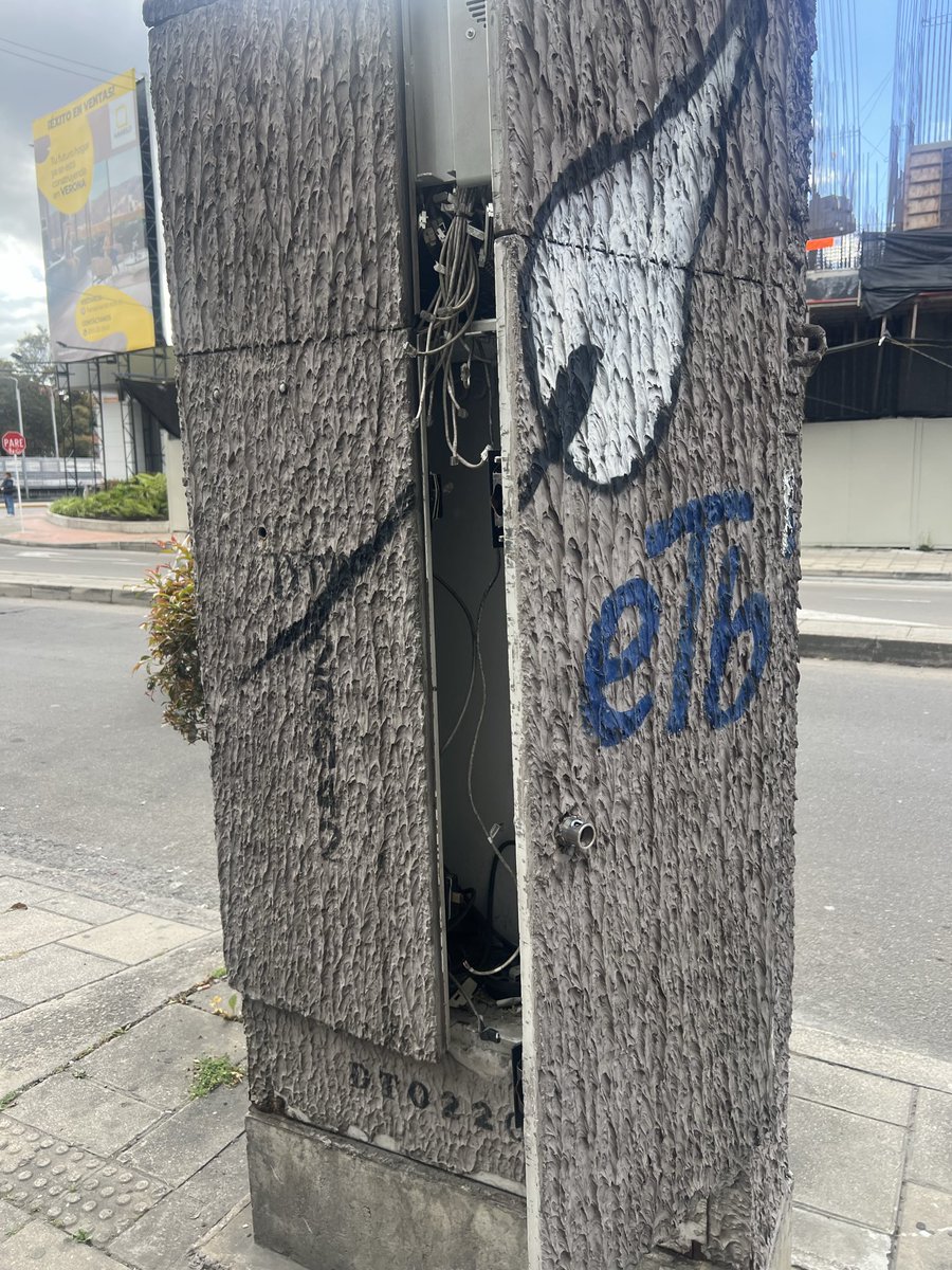 PAVILASUAREZ's tweet photo. @ETB @ETBsoluciones Hola! Sobre la Calle 106 media cuadra arriba de la suba, está caja se encuentra abierta… https://t.co/vMCEuLXvTS
