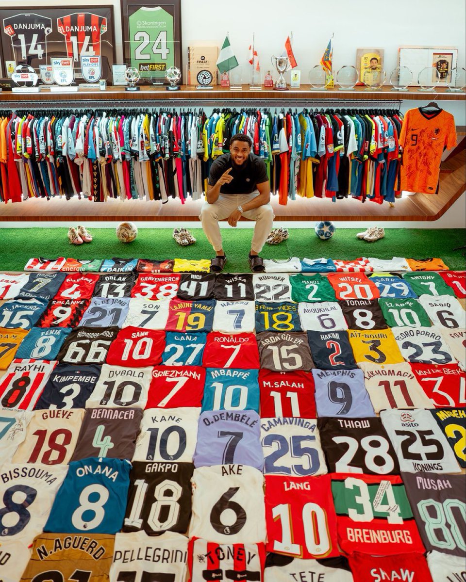 FaktaSepakbola's tweet photo. Inilah koleksi jersey Arnaut Danjuma yang tidak main-main. 👀👕

Terlihat beberapa jersey milik pemain top seperti Kylian Mbappé, Lamine Yamal hingga Ousmane Dembélé dalam koleksinya.

Ngeri. 🔥 https://t.co/2VrklRlAtJ
