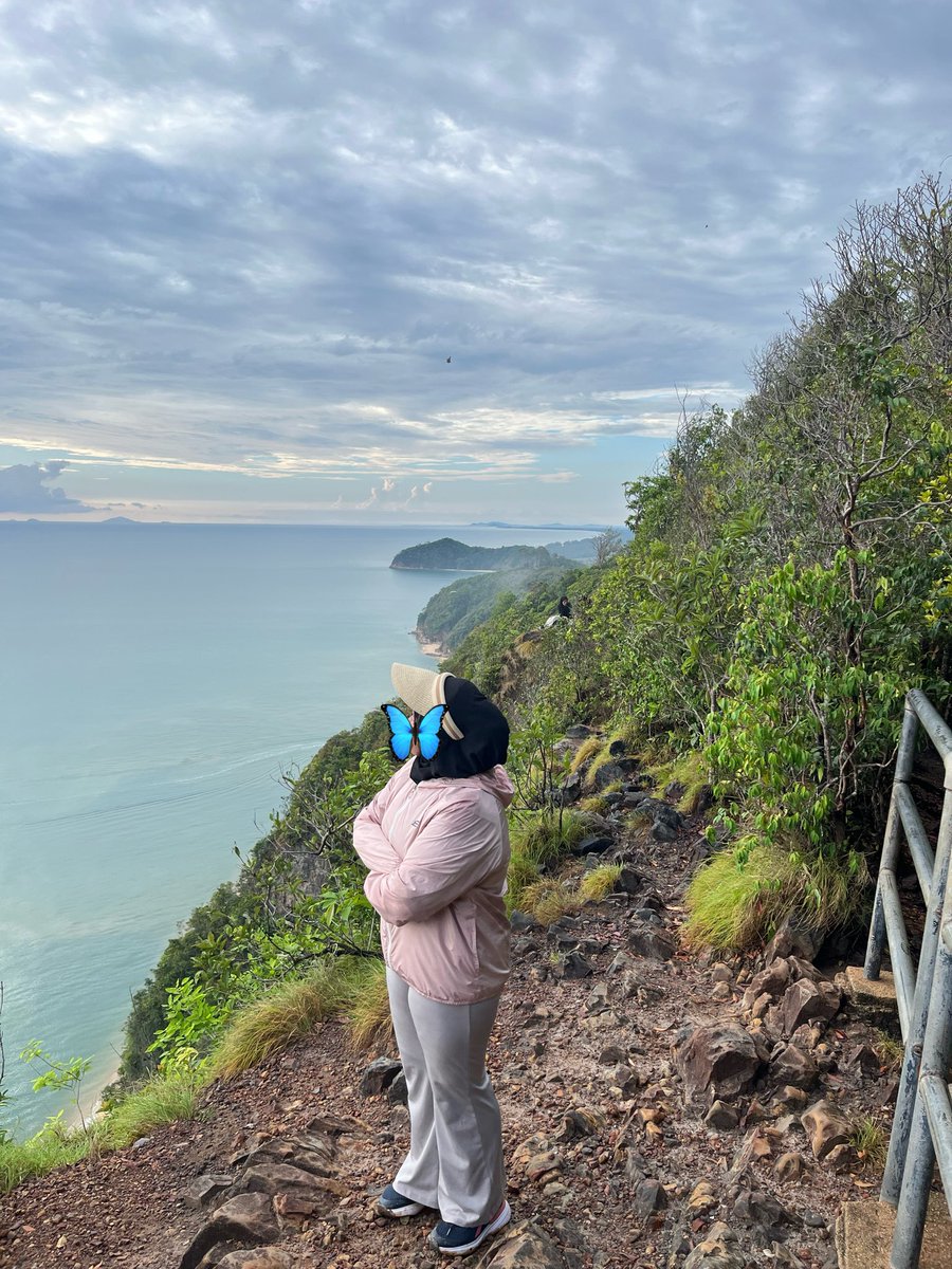 bungacoffee18's tweet photo. hiking? https://t.co/XkizbnI104