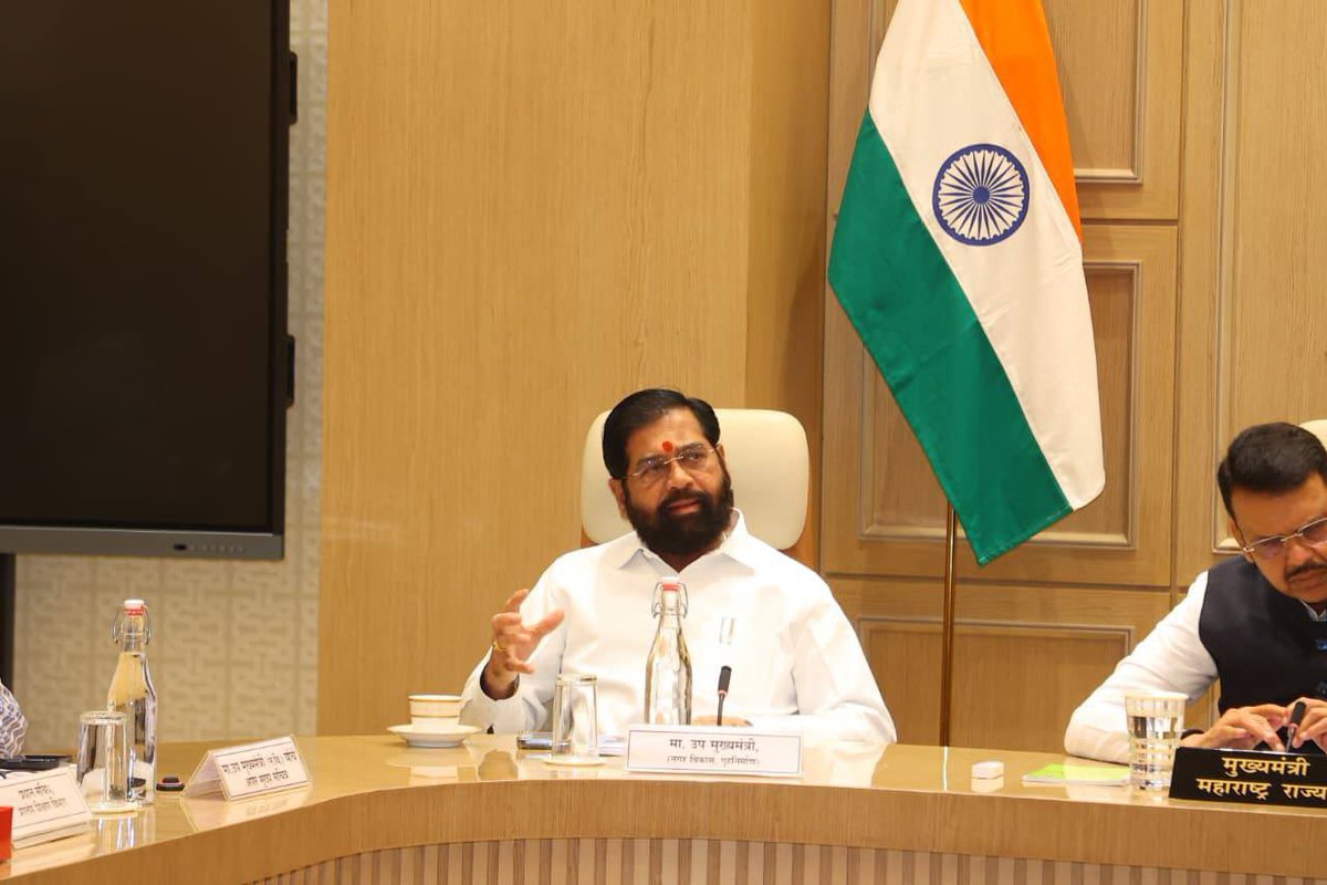 mieknathshinde's tweet photo. 📍 मुंबई |

क्रीडा आणि युवक सेवा संचालनालयाची बैठक आज मुख्यमंत्री देवेंद्र फडणवीस यांच्या अध्यक्षतेखाली त्यांच्या वर्षा निवासस्थानी पार पडली. यावेळी ‘विकसित भारत युथ कॉन्क्लेव्ह-२०२६’ या तीन दिवसीय भव्य युवा महोत्सव आयोजित करण्याचे निश्चित करण्यात आले.

यावेळी उपमुख्यमंत्री सुनेत्रा अजित पवार, मुख्य सचिव राजेश अग्रवाल, वित्त विभागाचे अपर मुख्य सचिव ओ.पी.गुप्ता, शालेय शिक्षण विभागाचे प्रधान सचिव रणजितसिंह देओल, क्रीडा व युवक सेवा संचालनालयाचे आयुक्त दीपक सिंगला तसेच वरिष्ठ प्रशासकीय अधिकारी उपस्थित होते.

#Mumbai #EknathShinde #Maharashtra
@Dev_Fadnavis @SunetraA_Pawar