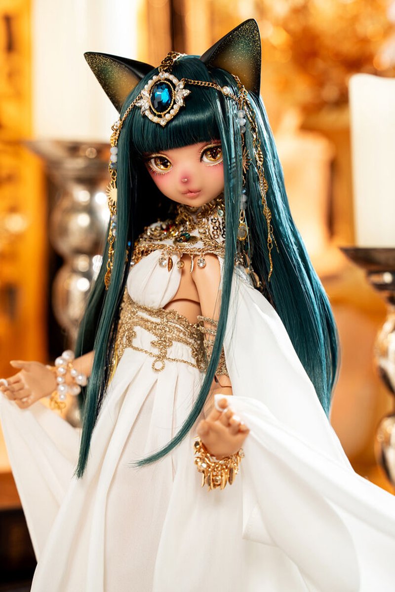 DOLKSTATION's tweet photo. 【DOLK×DEAR MINE】
アンコールにお応えするためバステトVIVIEN L.が数量限定の特別復刻！
アーティストHeebom（ヒボム）氏が施すメイクとSWAN DOLLのジュエリーアイ、Fairytalesの天衣が、至高の猫女神を顕現させています。