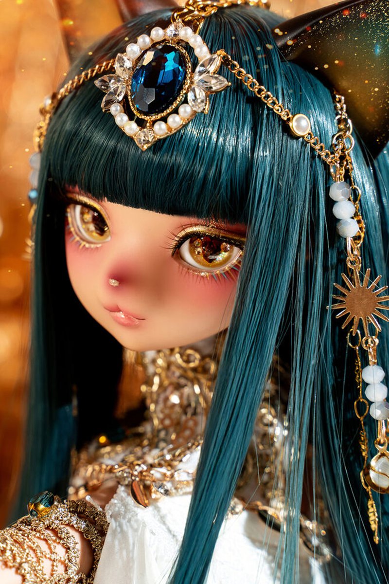 DOLKSTATION's tweet photo. 【DOLK×DEAR MINE】
アンコールにお応えするためバステトVIVIEN L.が数量限定の特別復刻！
アーティストHeebom（ヒボム）氏が施すメイクとSWAN DOLLのジュエリーアイ、Fairytalesの天衣が、至高の猫女神を顕現させています。
