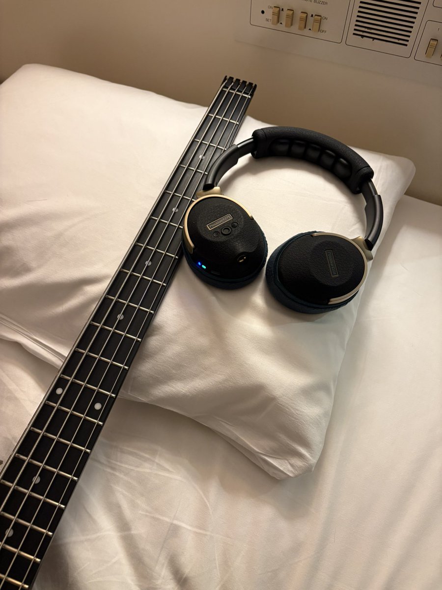 mutaldo_ch's tweet photo. 今夜のホテルは何事もなく
2時間くらいベース弾けて嬉しい

昨晩は設備の不具合で泊まってたホテル中がいきなり水浸しになって従業員さんも宿泊客も大混乱だったので...

滅多にないことなのである意味良い経験だった&amp;火じゃなくてほんと良かった https://t.co/wpdVMxRBIP