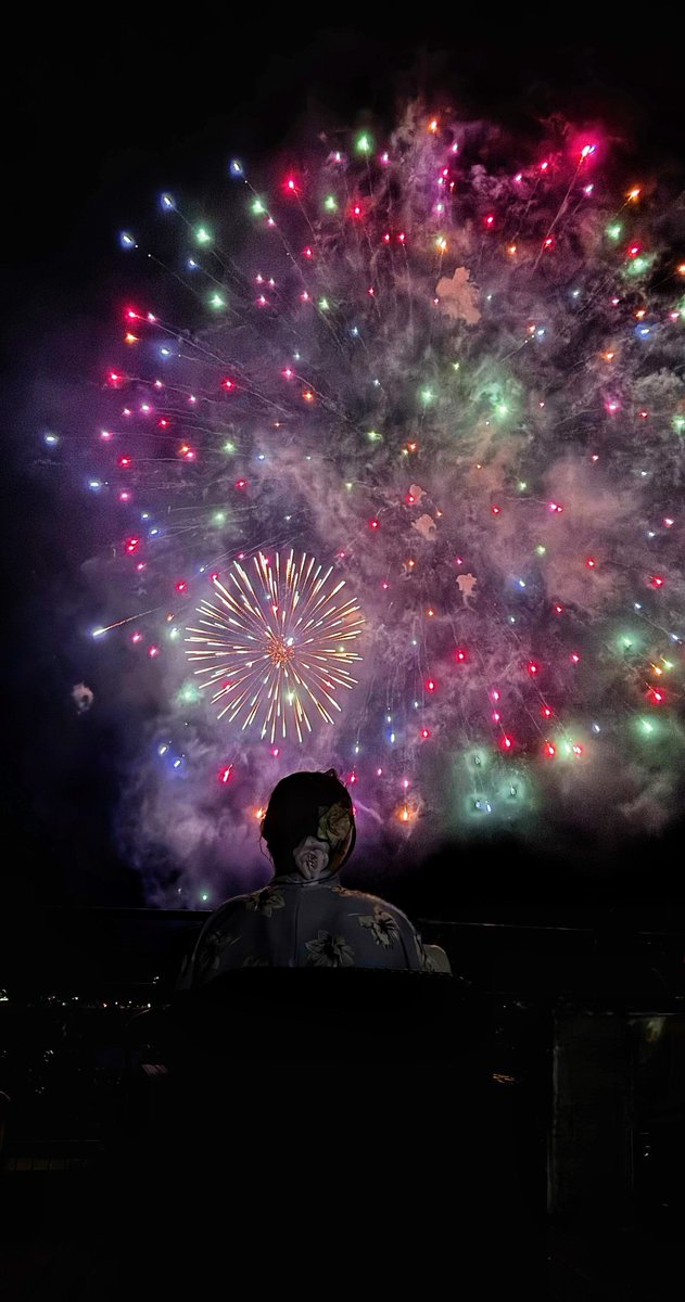 satojuriett's tweet photo. 先日熱海の会場花火大会に行ったよ🎆
特別席が目の前すぎて大迫力でとっても美しかった！
#熱海
#花火大会
#ゴージャスサイズモデル https://t.co/tFB7CbvHTv