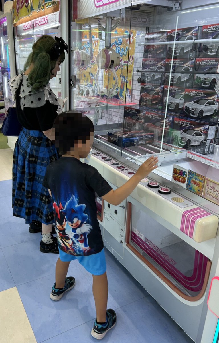 NilePrince23's tweet photo. #映画　
#クレヨンしんちゃん
#奇々怪々オラの妖怪バケーション
観てきた🎬

友人の子供がハマってる車のゲームやってみたり、子供の欲しい景品のクレーンゲームがんばってみたり。
課金しまくったけどひとつも取れず🥹w

#クレヨンしんちゃん奇々怪々オラの妖怪バケーション 
#映画クレヨンしんちゃん https://t.co/EetjX8Hbaj