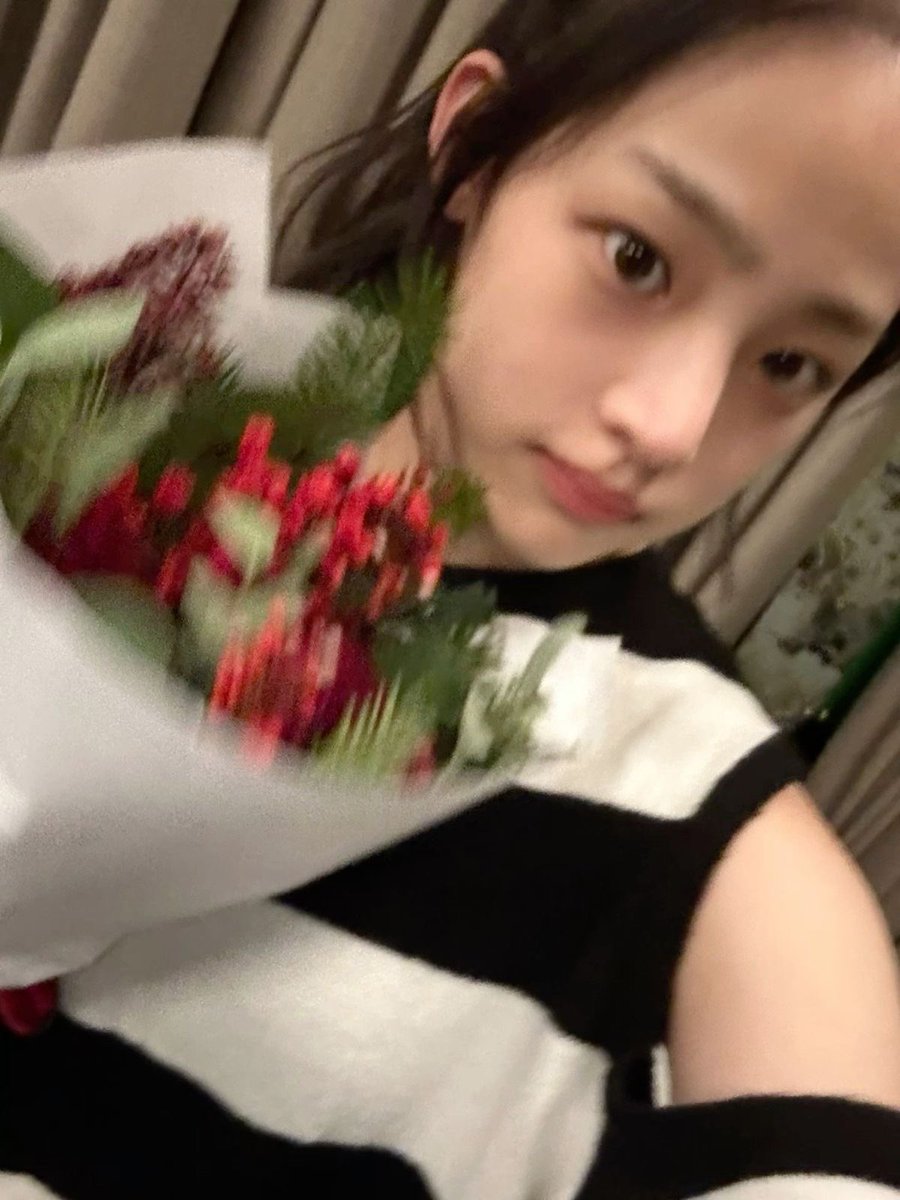 kminjiws's tweet photo. The concept is me holding flowers 💐 https://t.co/ErJPwqave9
