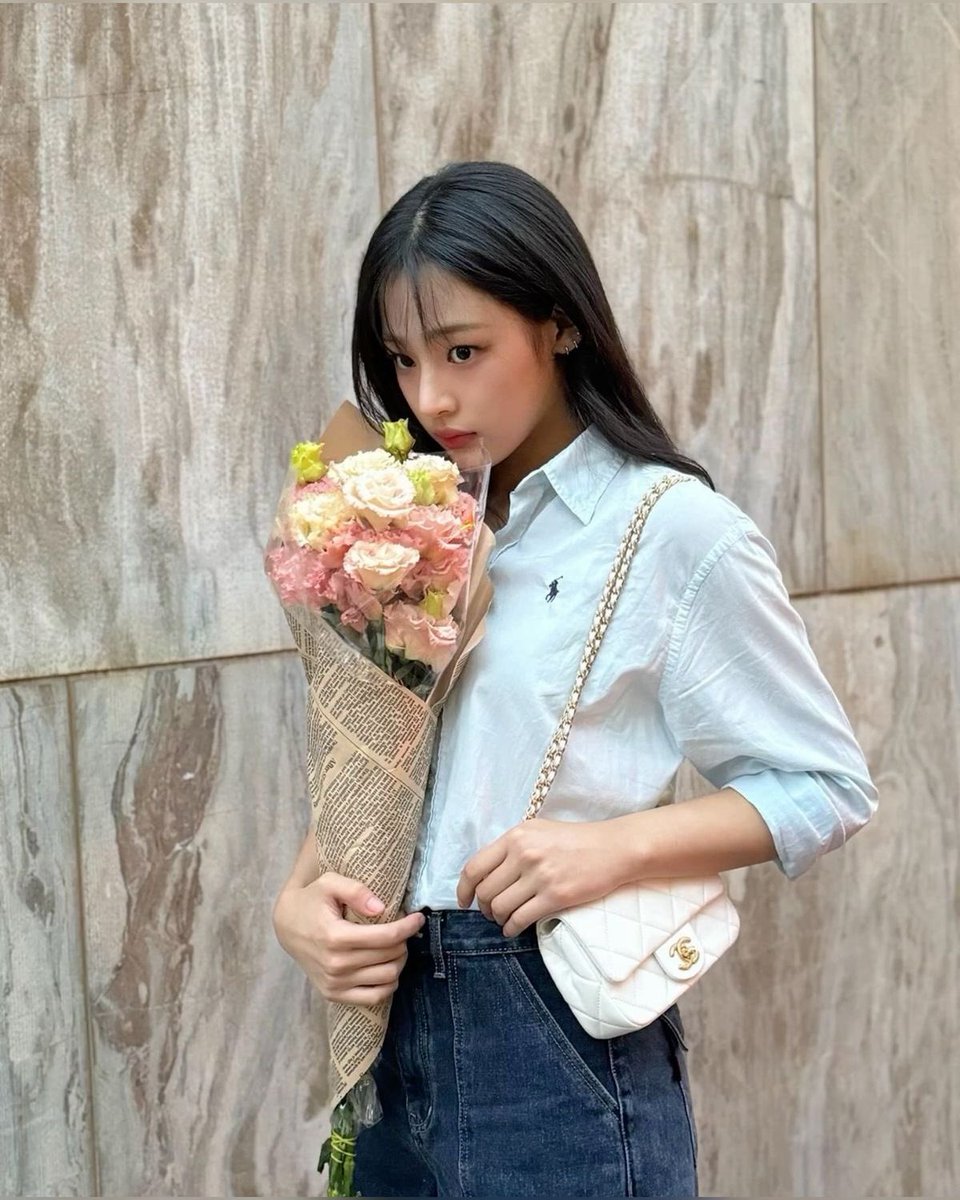 kminjiws's tweet photo. The concept is me holding flowers 💐 https://t.co/ErJPwqave9