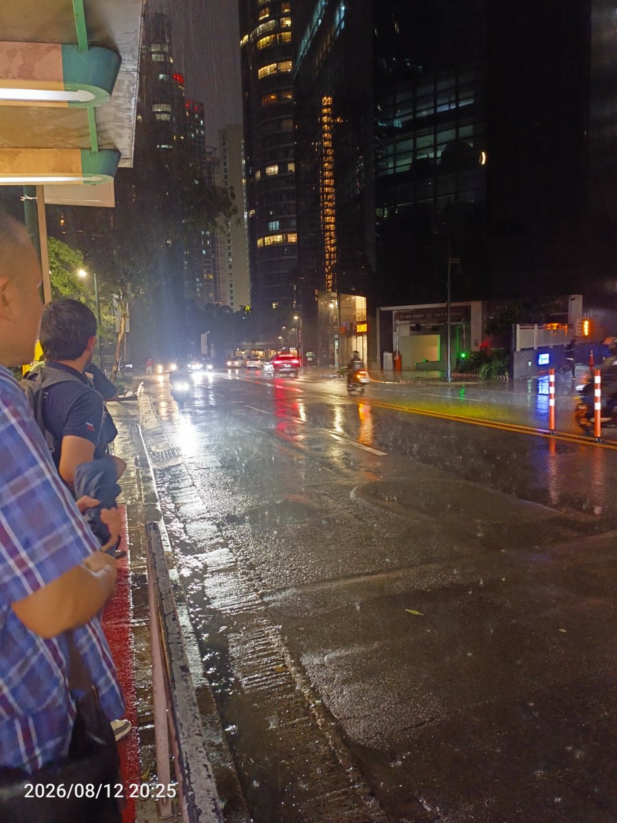 sonepandabloom's tweet photo. @bgc bus or kung sino man authority dito, ano to since 6:30pm wala nang available buses? Sa lakas ng ulan na to??? Paano ba dapat gawin kasi usually naman kahit may bagyo 1-2 times may bus every hour https://t.co/Fs60LxEsCN