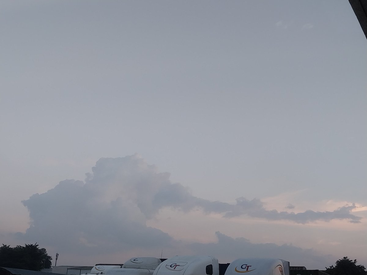 KGT_wx's tweet photo. the storm that looks cool but got killed off by the rainstorm cold outflow boundary that appeared 10 minutes later https://t.co/QXLXZFejFP