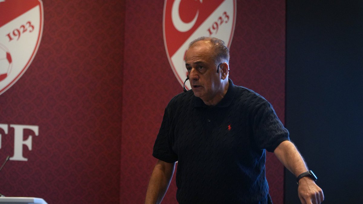 TFF_Org's tweet photo. Türkiye Futbol Federasyonu Futbol Gelişim Direktörlüğü ev sahipliğinde, Gelişim Liglerinde yer alan Trendyol 1. Lig kulüplerinin gençlik gelişim programı teknik sorumluları ve akademi direktörleri, TFF Riva Hasan Doğan Millî Takımlar Kamp ve Eğitim Tesisleri'nde bir araya geldi.

TFF Futbol Gelişim Direktörü Emrah Bayraktar'ın 2025-2026 sezonuna dair değerlendirmelerde bulunduğu ve genç futbolcu gelişimine dair vizyonunu ortaya koyduğu açılış konuşmasının ardından TFF Genç Futbolcu Gelişim Müdürü Savaş Çam, 2026-2027 sezonunda yapılması öngörülen statü değişikliklerine dair bir sunum yaptı. Savaş Çam'ın sunumunun ardından öngörülen statü değişikliklerine dair soru cevap kısmı gerçekleştirildi.

Öğle arasından önce son seansta TFF Millî Takımlar Atletik Performans Departman Sorumlusu Cihan Mert Başoğlu, geç gelişim gösteren oyuncular ve geç gelişim gösteren oyunculara dair fiziksel ölçümler konulu sunumu katılımcılarla paylaştı.

Öğleden sonra ilk seansta ise TFF Hukuk Müşavirliği'nden Av. Hakan Furkan Tarman, müsabaka sonucunu etkileme ve bahisle mücadele süreçlerine dair bilgilendirmeler yaparak çeşitli örnekleri görseller ve videolarla katılımcılara aktardı.

Yeni sezonda uygulanacak değişen oyun kurallarına dair teknik açıklama ve örneklerin MHK Hakem Eğitmeni Prof. Dr. Sürhat Müniroğlu tarafından detaylıca aktarıldığı seansın ardından son seansta ise Türkiye Yeşilay Cemiyeti'nden Eğitimci Klinik Psikolog Fatihcan Öncü, genel bağımlılık konulu sunumunu katılımcılarla paylaştı.

Toplantı TFF ve kulüp yetkililerinin yeni sezona dair başarı, dilek ve temennileri ile sona erdi.