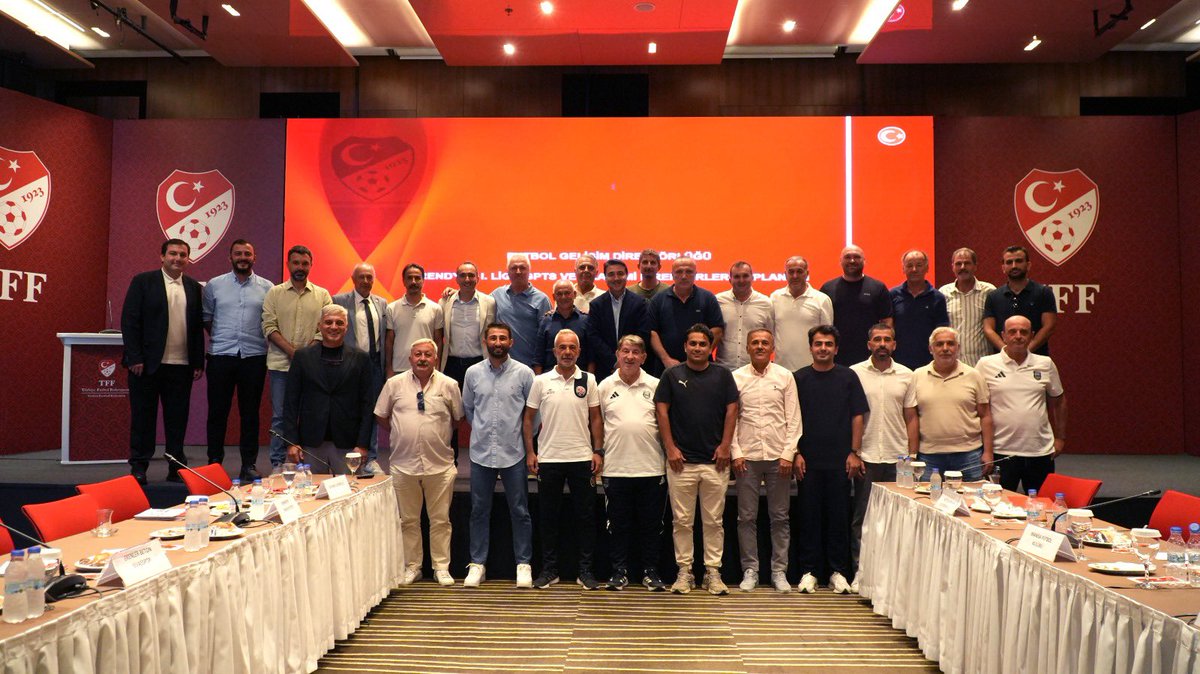 TFF_Org's tweet photo. Türkiye Futbol Federasyonu Futbol Gelişim Direktörlüğü ev sahipliğinde, Gelişim Liglerinde yer alan Trendyol 1. Lig kulüplerinin gençlik gelişim programı teknik sorumluları ve akademi direktörleri, TFF Riva Hasan Doğan Millî Takımlar Kamp ve Eğitim Tesisleri'nde bir araya geldi.

TFF Futbol Gelişim Direktörü Emrah Bayraktar'ın 2025-2026 sezonuna dair değerlendirmelerde bulunduğu ve genç futbolcu gelişimine dair vizyonunu ortaya koyduğu açılış konuşmasının ardından TFF Genç Futbolcu Gelişim Müdürü Savaş Çam, 2026-2027 sezonunda yapılması öngörülen statü değişikliklerine dair bir sunum yaptı. Savaş Çam'ın sunumunun ardından öngörülen statü değişikliklerine dair soru cevap kısmı gerçekleştirildi.

Öğle arasından önce son seansta TFF Millî Takımlar Atletik Performans Departman Sorumlusu Cihan Mert Başoğlu, geç gelişim gösteren oyuncular ve geç gelişim gösteren oyunculara dair fiziksel ölçümler konulu sunumu katılımcılarla paylaştı.

Öğleden sonra ilk seansta ise TFF Hukuk Müşavirliği'nden Av. Hakan Furkan Tarman, müsabaka sonucunu etkileme ve bahisle mücadele süreçlerine dair bilgilendirmeler yaparak çeşitli örnekleri görseller ve videolarla katılımcılara aktardı.

Yeni sezonda uygulanacak değişen oyun kurallarına dair teknik açıklama ve örneklerin MHK Hakem Eğitmeni Prof. Dr. Sürhat Müniroğlu tarafından detaylıca aktarıldığı seansın ardından son seansta ise Türkiye Yeşilay Cemiyeti'nden Eğitimci Klinik Psikolog Fatihcan Öncü, genel bağımlılık konulu sunumunu katılımcılarla paylaştı.

Toplantı TFF ve kulüp yetkililerinin yeni sezona dair başarı, dilek ve temennileri ile sona erdi.