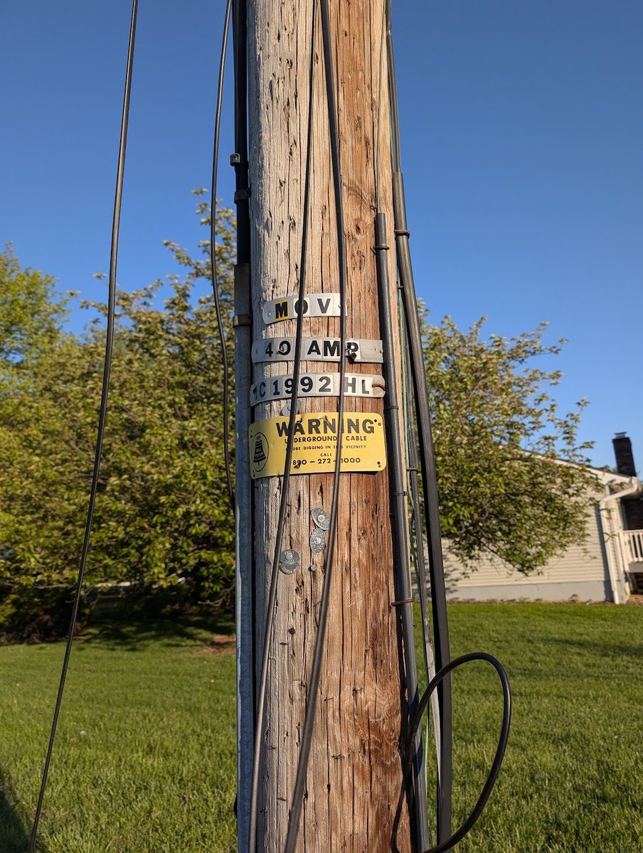 TommyFeds's tweet photo. Hey @VerizonSupport @OptimumHelp Can one of you please come out and fix your stuff? 
DM for more info, Thanks! https://t.co/y20Q6A8YYW