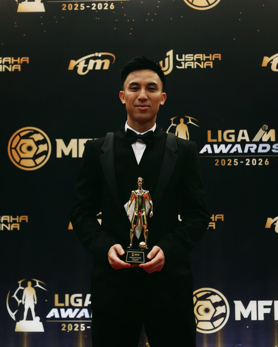 selangorfc's tweet photo. Congratulations, Quentin Cheng! 👏
𝗕𝗲𝘀𝘁 𝗗𝗲𝗳𝗲𝗻𝗱𝗲𝗿 𝗟𝗶𝗴𝗮 𝗠 𝗔𝘄𝗮𝗿𝗱𝘀 𝟮𝟬𝟮𝟱/𝟮𝟲 🏆

#SelangorFC #ThisIsSelangor
#HeritageRedefined https://t.co/9lCJITuMmQ