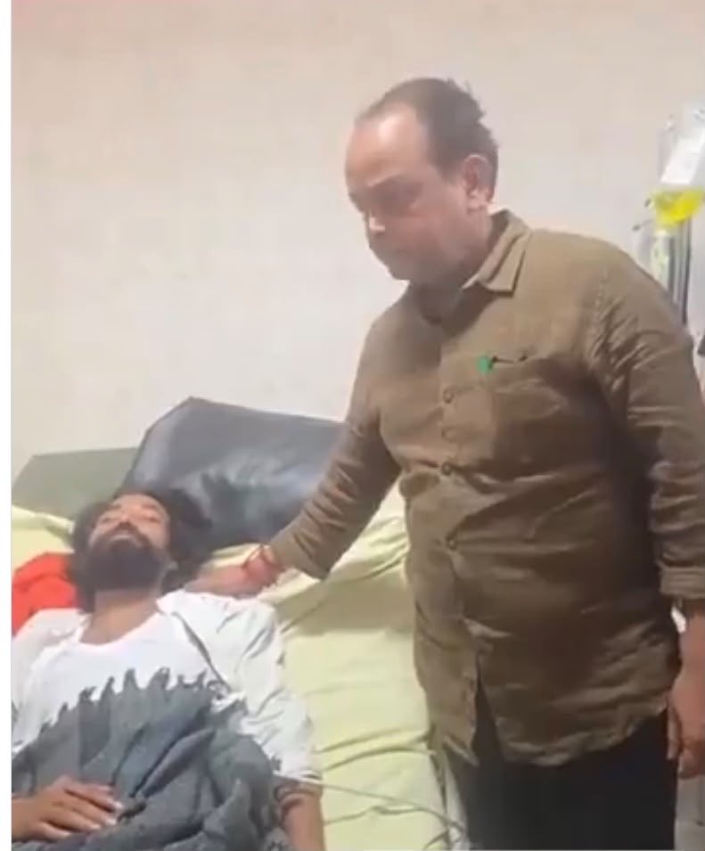 vikasbha's tweet photo. रांची में पत्रकार @AmanChopra_ पर FIR दर्ज की गई, पुलिस ने उनको हिरासत में लेकर पूछताछ की, उनसे कहा गया कि आप आईसीयू में कैमरा लेकर गए थे बिना मास्क के गए थे इसलिए आप ऐप मुकदमा  किया जा रहा है, अब यह दुर्जन झारखंड के स्वास्थ्य मंत्री इरफान अंसारी है उसी आईसीयू में उन्ही महतो जी से मिल रहे हैं जिनसे मिलने अमन चोपड़ा गए थे, मंत्री जी ने कोई मास्क नहीं पहना है, हाथ में गलब्स नहीं पहना है साथ ही मंत्री जी अपने कैमरामैन से कह रहे हैं मेरी फोटो ले 
लो यानी कि मंत्री जी के साथ कोई कैमरामैन भी गया हुआ है मुख्यमंत्री @HemantSorenJMM जी अब अपने मंत्री पर FIR करवाइए ?