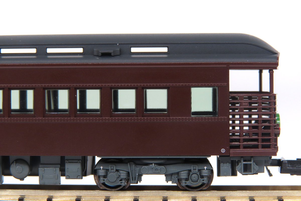 kato_team's tweet photo. 【②現代に蘇る旧型客車】
C57 1の復活で話題の「SLやまぐち号」。来年、登場から10年となる35系4000番台をご紹介します。冷房装置や床下機器などは225系と同等の最新装備ながら、マイテ49を彷彿とさせる展望車、ベンチレーターやリベットのついた車体など旧客のような外観を再現。SLの旅を演出します。
https://t.co/xUNgyAPQCB