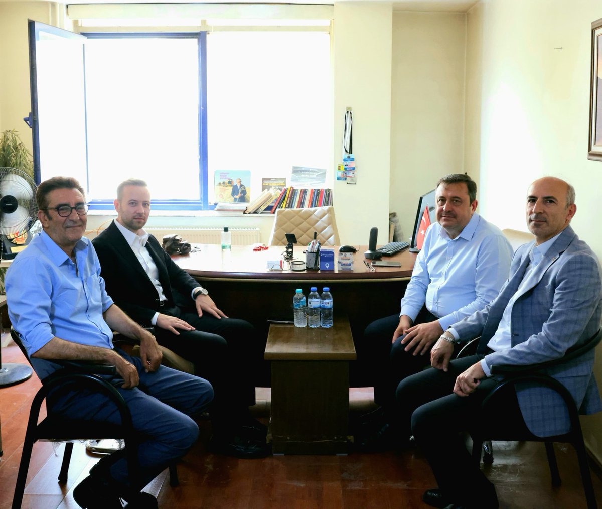 SaitSalc1's tweet photo. AK Parti Gaziantep İl Başkanı Fatih Muhaddis Fedaioğlu ile İl Tanıtım ve Medya Başkanı Hasan Tutak' tan Gazetemize ziyaret. 
Nazik ziyaretleri için teşekkürler... 
Adeta çalmadık kapı sıkmadık el bırakmayan Fedaioğlu ve ekibi sürekli saha da ve halkın içinde olması nedeniyle vatandaşlardan büyük takdir topluyor...