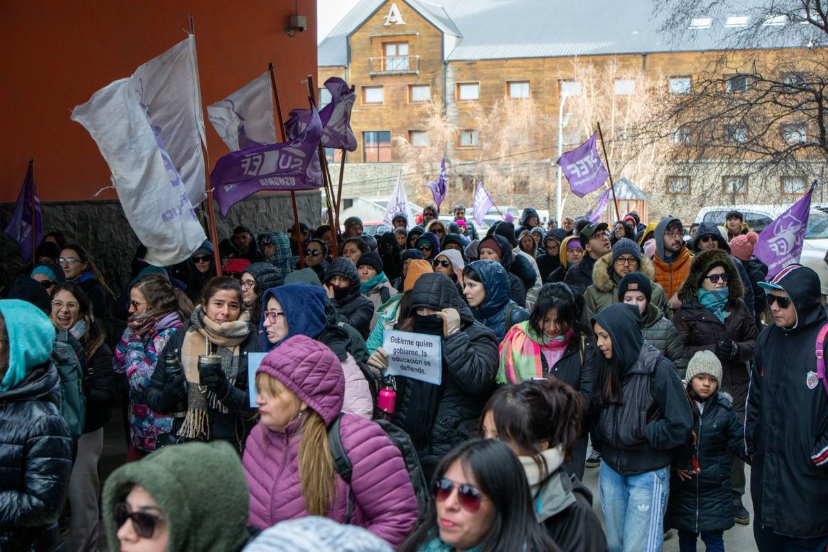 Red__Accion's tweet photo. #TierraDelFuego Docentes llevan nueve días de paro por un Salario Mínimo Vital de $3 millones acorde a la Constitución

El SUTEF para por tiempo indeterminado, con acatamiento superior al 80%. El FreSU Federal manifestó su apoyo. https://t.co/C0M31cv3NY Por @CMITrabajadores https://t.co/Pz5QYdmDAl