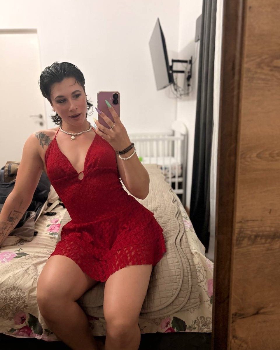 Joyzblc's tweet photo. Tu préfères t'entraîner avec moi le matin ou le soir ? (j'ai mon idée sur pourquoi tu réponds ça 😏) https://t.co/XRwMH9JLUV