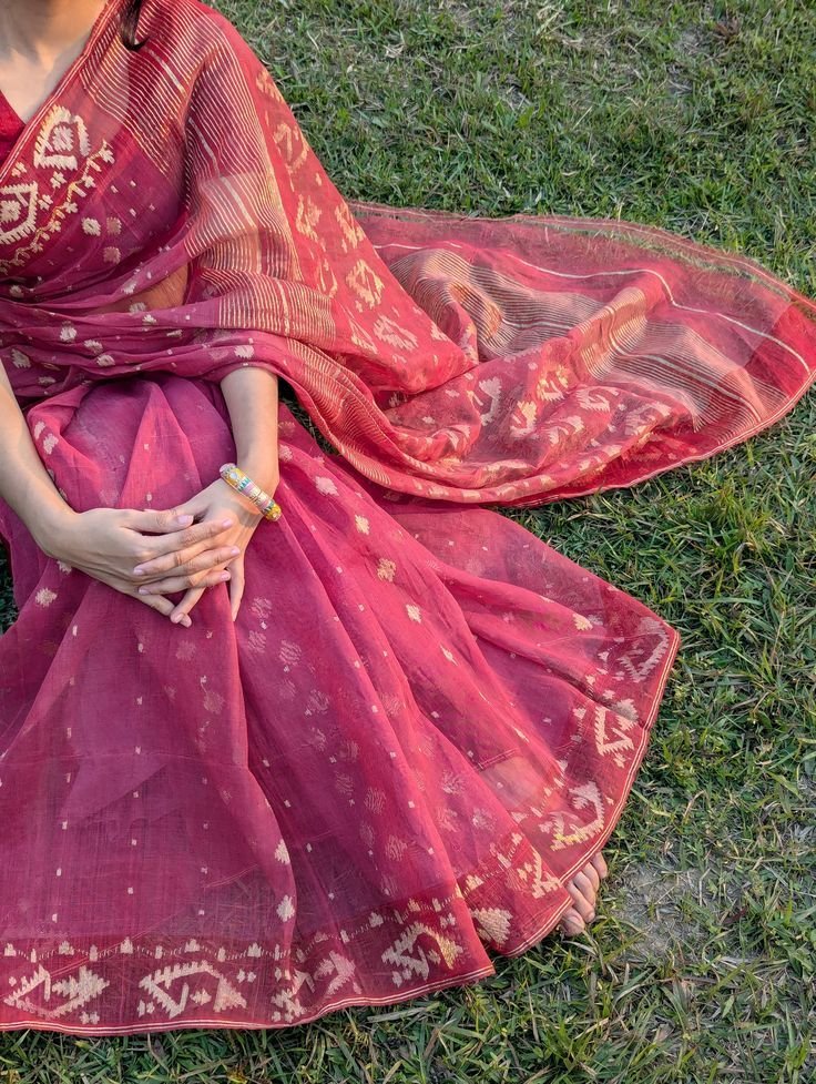 Mahfuz_Sykot's tweet photo. Wrapped in the timeless elegance of fine weave and golden thread. Finding magic in every single detail. ✨

​#SareeLove #TraditionalWear #Handloom #SareeNotSorry #DesiVibes #EthnicStyle #MagentaAndGold #OOTD #SareeDiaries https://t.co/tDPj4EvGXf