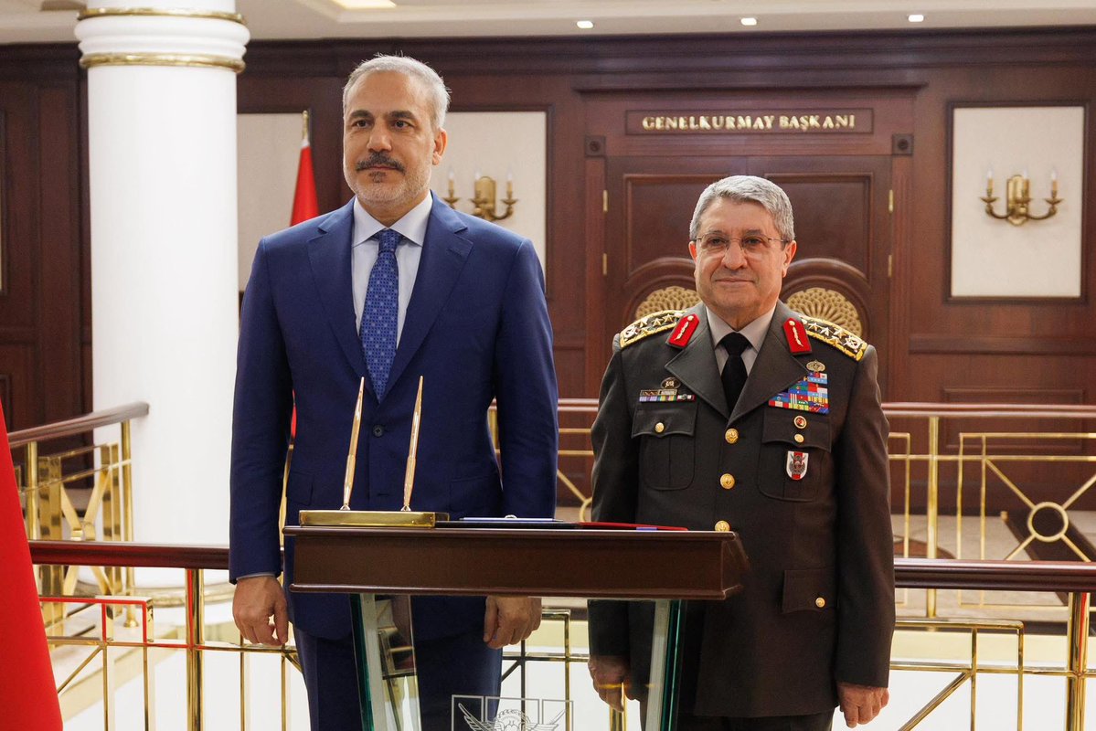 cbitikci's tweet photo. Özgül Özel‘in tehdit ettiği cesur yürekler bakan  oluyor genelkurmay başkanı oluyor cumhurbaşkanımız ilmik ilmik işliyor . https://t.co/KSfRA5TYHQ