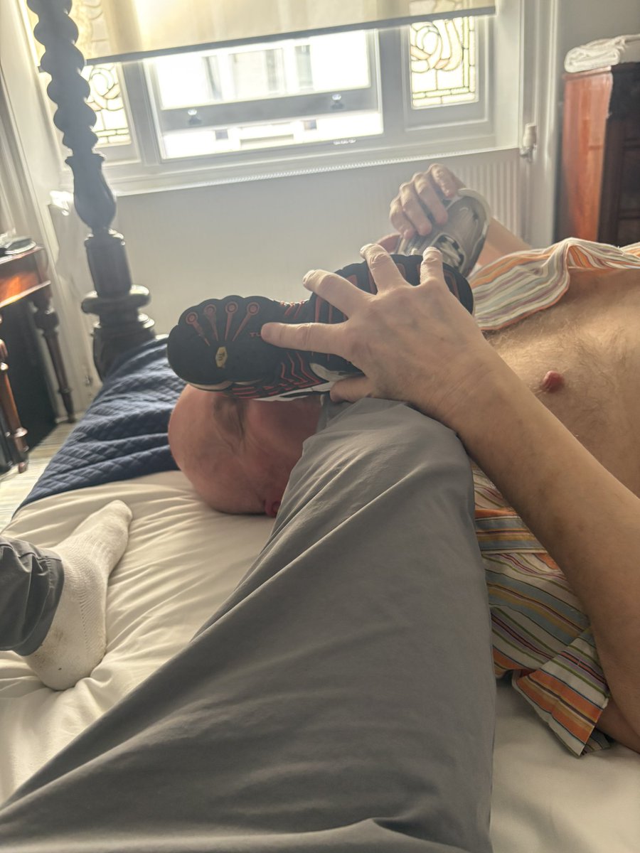 mastercalzy's tweet photo. London never fails to entertain 😏 what a lucky boy getting to sniff my godly scent from my TNs while I order takeaway on his phone😮‍💨 https://t.co/ec9kmQZcQQ
