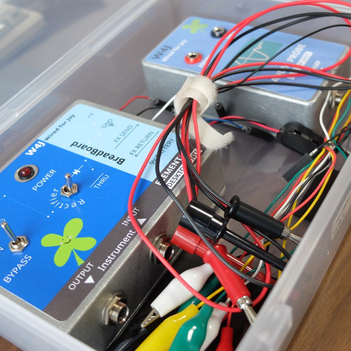 W4J_effects's tweet photo. エフェクター製作で必ず使う治具2つ。手前が回路テスト用BOX。奥がオーディオプローブ。夏休みにエフェクター製作をスタートした方は、この2つが手元にあると便利です！
#ハンドメイドエフェクター
#WiredforJoy
#エフェクター製作治具 https://t.co/nBK9k7mGKF