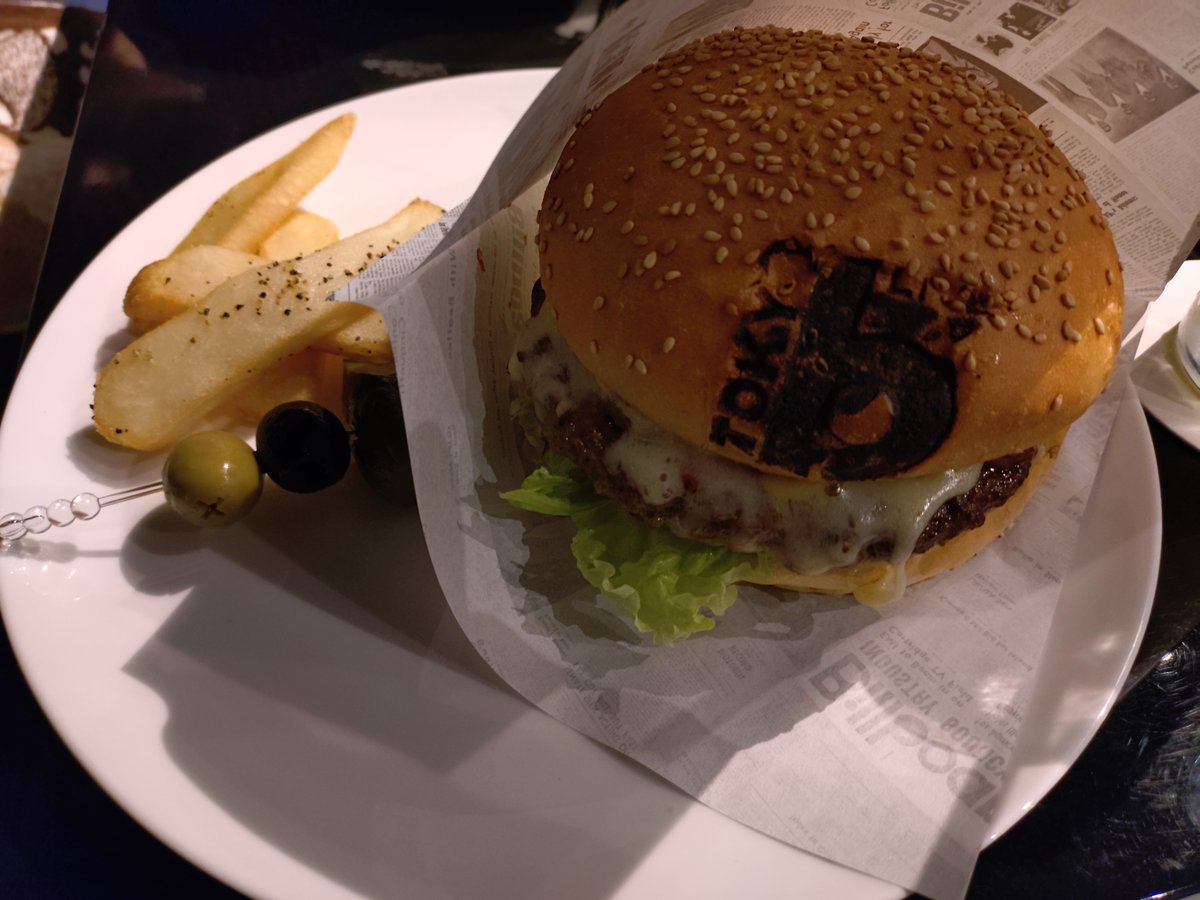 suterin's tweet photo. 楽しかったーん♪ジャズ良いよねカッコいい🥰予約してたクラシックバーガーはボリューム満点でしたww https://t.co/Yps9UNYk8M
