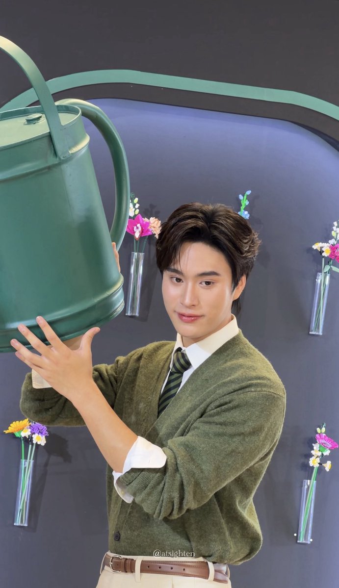 atsighten's tweet photo. ฟังนะ เจมีไนน์หล่อมาก แบบหล่อจัดอะะ หล่อแบบพี่พระเอก กล้องเก็บความหล่อไม่หมดในรูปว่าหล่อแล้ว ตัวจริงหล่อกว่าล้านเท่า มองตาเนื้อคือเพลินมากดีนะยังมีสติถ่าย และนี่คือกล้องสดค่ะ!!!!

GEMINI LEGO HOUSE OF LOVE
#GeminixLegoSiamParagon
#LEGOTH #LEGOBricksThailand
#Gemini_NT #เจมีไนน์ https://t.co/A3DFno3uNO