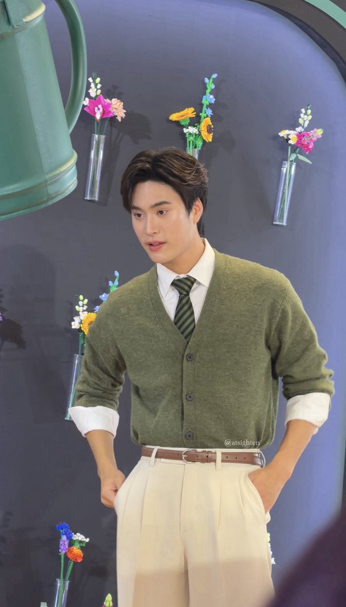 atsighten's tweet photo. ฟังนะ เจมีไนน์หล่อมาก แบบหล่อจัดอะะ หล่อแบบพี่พระเอก กล้องเก็บความหล่อไม่หมดในรูปว่าหล่อแล้ว ตัวจริงหล่อกว่าล้านเท่า มองตาเนื้อคือเพลินมากดีนะยังมีสติถ่าย และนี่คือกล้องสดค่ะ!!!!

GEMINI LEGO HOUSE OF LOVE
#GeminixLegoSiamParagon
#LEGOTH #LEGOBricksThailand
#Gemini_NT #เจมีไนน์ https://t.co/A3DFno3uNO