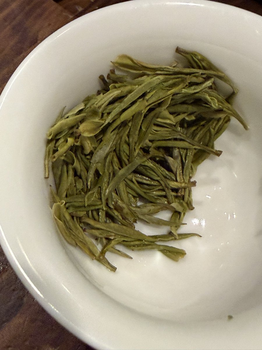chialliekun's tweet photo. 実家に帰ったら黄山毛峰っぽいお土産のお茶(開封済大容量)が適当に放置されており慌てて保護
普通にかなり美味しい https://t.co/fvqmuiVcsE