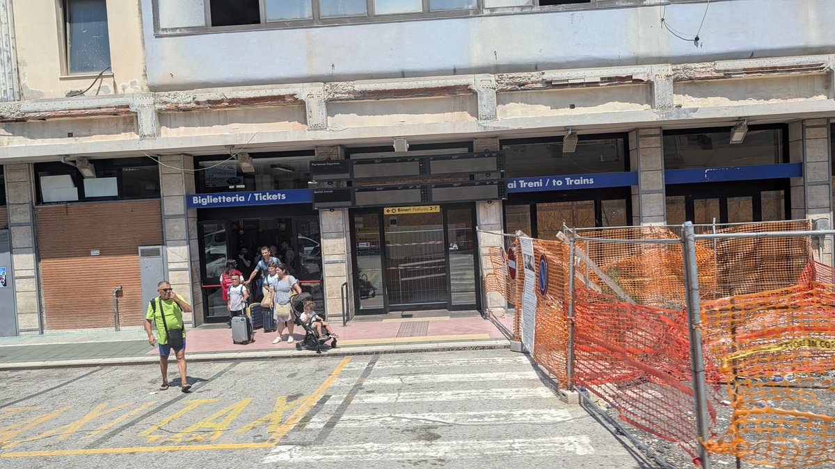BlueBlackMind's tweet photo. Ma è possibile avere una stazione dei treni in queste condizioni? Al limite dell'agibilità? Invece del ponte immaginario.. Sarebbe utile che il ministro dei trasporti si occupi di queste infrastrutture che sono a suo diretto governo ed in essere, w il turismo
@Noiconsalvini https://t.co/R5o1mtSGAR