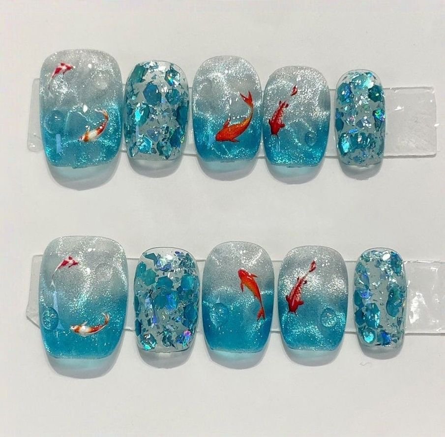 vlailuds's tweet photo. NANGIS BANGET 😭... Press on nails ocean gold fish ini cantik banget 🥹Kayak punya akuarium mini di ujung jari, GEMES PARAH 𓆝.°• https://t.co/ku4pbKfUUf