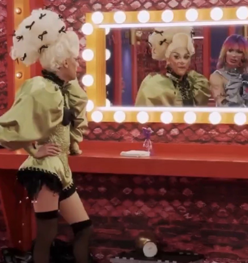 Curtidou's tweet photo. @dreamsweetofmgc Homegirl looking away trying to hold it in only to realize she’s standing in front of a mirror https://t.co/2WEVqhmLN7