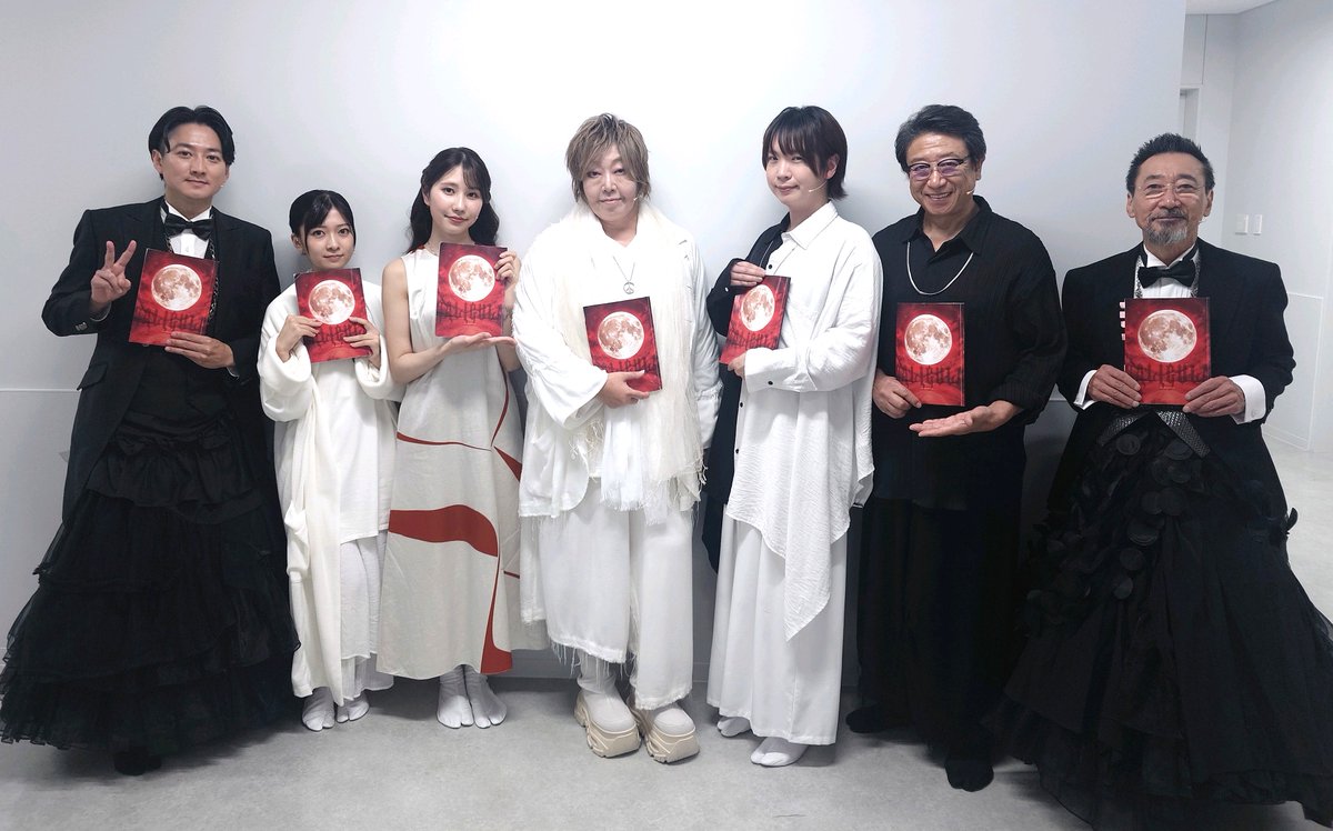 voice_reading's tweet photo. 神聖朗読劇 「#カリギュラ」、素晴らしい初日を迎えることができました！
8月12日（水）19:00の回は、（左から）若い貴族 #株元英彰 さん、シピオン ＃鈴原希実 さん、セゾニア #幸村恵理 さん、カリギュラ #緒方恵美 さん、エリコーン #重松千晴 さん、ケレア #井上和彦 さん、老貴族 #難波圭一 さんでお届けしました！
ご来場いただき、誠にありがとうございました！
