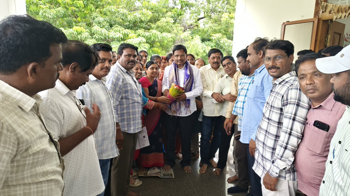 palamuru's tweet photo. మహబూబ్‌నగర్ నగరం 
ఎమ్మెల్యే క్యాంపు కార్యాలయం 

 *ప్రభుత్వ విప్ ను ఘనంగా సన్మానించిన విబిజీరామ్ ఉద్యోగులు* #YennamSrinivasReddy #mahabubnagar #congress #telanganacongress #telangana https://t.co/2GINLbQ9ib