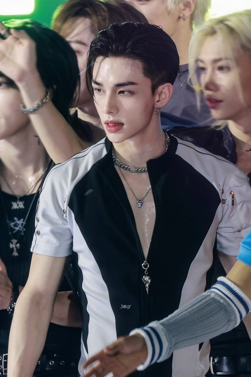 ArisuNines's tweet photo. how can he be this but also that? dizzy... https://t.co/bzv5LpZDEv