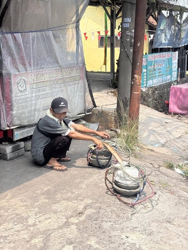 LiaAfri03881071's tweet photo. Warga pabuaran semisal ketemu bapak Didi jangan lupa dibeli cobek nya ya, walaupun kita ga butuh tp bagi mereka itu berharga banget. Karena sebagian rezeki kita ada rezeki mereka jugaa☺️ sehat sehat ya pak Didi https://t.co/htStck3OIU